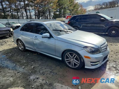 Czwarte zdjęcie samochodu z boku: 2013 MERCEDES-BENZ C 300 4MATIC VIN:WDDGF8AB0DR249692 - miniatura