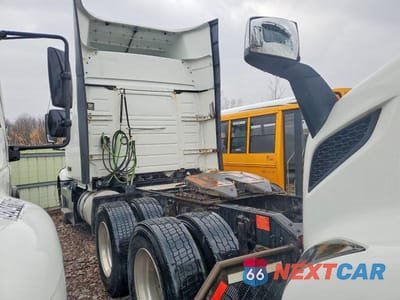 Trzecie zdjęcie samochodu z tyłu: 2020 VOLVO VNR SEMI TRUCK VIN:4V4WC9EG7LN267336 - miniatura