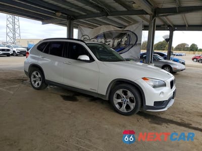 Czwarte zdjęcie samochodu z boku: 2015 BMW X1 SDRIVE28I VIN:WBAVM1C52FVW57012 - miniatura