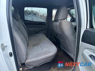 Zdjęcie 6 z 10 samochodu: 2013 TOYOTA TACOMA V6 VIN:3TMLU4EN6DM118330 - miniatura