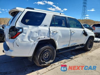 Trzecie zdjęcie samochodu z tyłu: 2021 TOYOTA 4RUNNER SR5 VIN:JTEMU5JR4M5887932 - miniatura