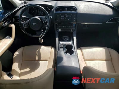 Zdjęcie 8 z 12 samochodu: 2017 JAGUAR F-PACE PREMIUM VIN:SADCJ2BN7HA085394 - miniatura