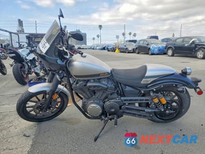 Trzecie zdjęcie samochodu z tyłu: 2015 YAMAHA XVS950 CR VIN:JYAVN06Y2FA000147 - miniatura