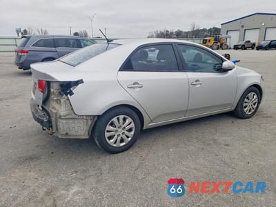 Trzecie zdjęcie samochodu z tyłu: 2010 KIA FORTE EX VIN:KNAFU4A29A5066697 - miniatura