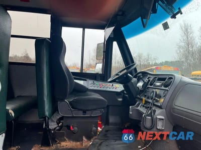 Piąte zdjęcie samochodu w środku: 2015 FREIGHTLINER CHASSIS B2B VIN:4UZABRDU2FCFW9647 - miniatura