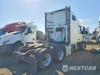Czwarte zdjęcie samochodu z boku: 2016 VOLVO VNL SEMI TRUCK VIN:4V4NC9EH8GN955839 - miniatura