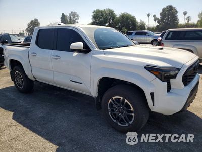 Czwarte zdjęcie samochodu z boku: 2025 TOYOTA TACOMA TRD SPORT VIN:3TMLB5JN1SM173833 - miniatura
