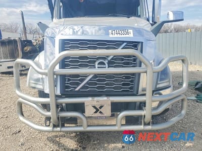Zdjęcie 7 z 10 samochodu: 2020 VOLVO VNL SEMI TRUCK VIN:4V4NC9EJ9LN213463 - miniatura