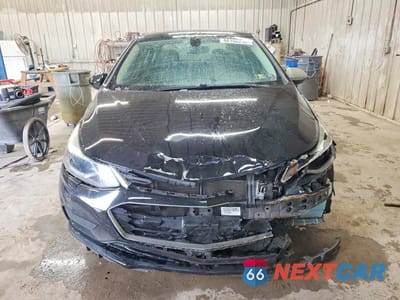 Piąte zdjęcie samochodu w środku: 2018 CHEVROLET CRUZE LT VIN:1G1BE5SM4J7213395 - miniatura