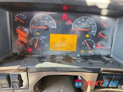 Zdjęcie 8 z 10 samochodu: 2016 VOLVO VNL SEMI TRUCK VIN:4V4NC9EH4GN958138 - miniatura