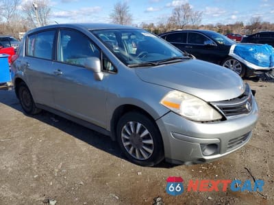Czwarte zdjęcie samochodu z boku: 2010 NISSAN VERSA 1.8 S VIN:3N1BC1CPXAL412707 - miniatura