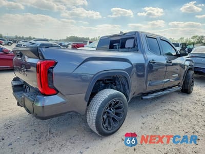 Trzecie zdjęcie samochodu z tyłu: 2024 TOYOTA TUNDRA DOUBLE CAB SR VIN:5TFLA5DA9RX177953 - miniatura