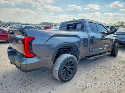 Trzecie zdjęcie samochodu z tyłu: 2024 TOYOTA TUNDRA DOUBLE CAB SR VIN:5TFLA5DA9RX177953 - miniatura