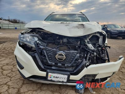 Piąte zdjęcie samochodu w środku: 2019 NISSAN ROGUE SV VIN:5N1AT2MV3KC736781 - miniatura