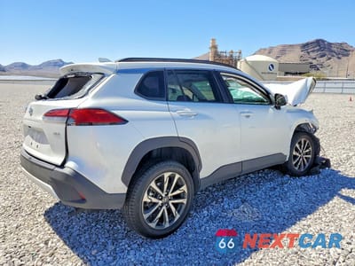 Trzecie zdjęcie samochodu z tyłu: 2022 TOYOTA COROLLA CROSS XLE VIN:7MUDAAAG0NV007640 - miniatura