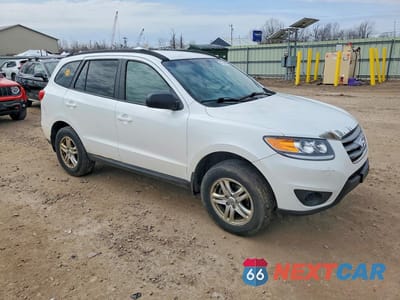 Czwarte zdjęcie samochodu z boku: 2012 HYUNDAI SANTA FE GLS VIN:5XYZGDAG9CG128368 - miniatura