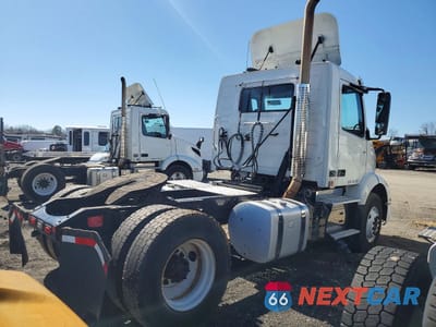 Czwarte zdjęcie samochodu z boku: 2019 VOLVO VNR - SEMI TRUCK VIN:4V4W19DF2KN221488 - miniatura