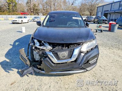 Piąte zdjęcie samochodu w środku: 2017 NISSAN ROGUE S VIN:JN8AT2MV9HW276039 - miniatura