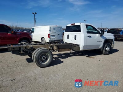 Trzecie zdjęcie samochodu z tyłu: 2022 CHEVROLET SILVERADO HD TRUCK CAB AND CHASSIS VIN:1GB3WRE74NF187693 - miniatura