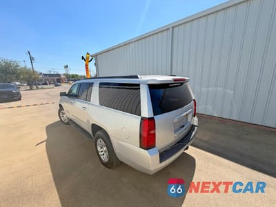 Trzecie zdjęcie samochodu z tyłu: 2019 CHEVROLET SUBURBAN K1500 LT VIN:1GNSKHKC3KR392583 - miniatura