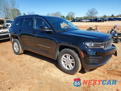 Czwarte zdjęcie samochodu z boku: 2023 JEEP GRAND CHEROKEE LAREDO VIN:1C4RJGAG8PC633234 - miniatura