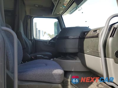 Piąte zdjęcie samochodu w środku: 2023 VOLVO VNR VIN:4V4WC9EH6PN610815 - miniatura