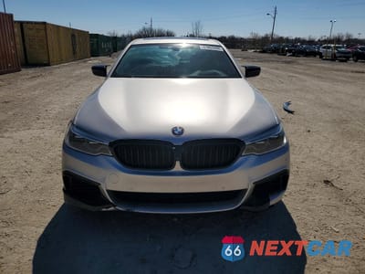 Piąte zdjęcie samochodu w środku: 2018 BMW M550XI VIN:WBAJB9C58JB287052 - miniatura