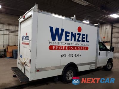 Trzecie zdjęcie samochodu z tyłu: 2022 CHEVROLET EXPRESS G3500 DELIVERY TRUCK VIN:1GB0GRF72N1277744 - miniatura