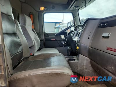 Piąte zdjęcie samochodu w środku: 2013 KENWORTH T660 SEMI TRUCK VIN:1XKAA48X0DJ354888 - miniatura