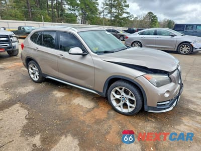 Czwarte zdjęcie samochodu z boku: 2015 BMW X1 SDRIVE28I VIN:WBAVM1C57FV498973 - miniatura
