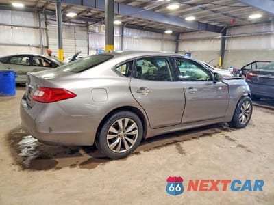 Trzecie zdjęcie samochodu z tyłu: 2013 INFINITI M37 X VIN:JN1BY1AR4DM602292 - miniatura