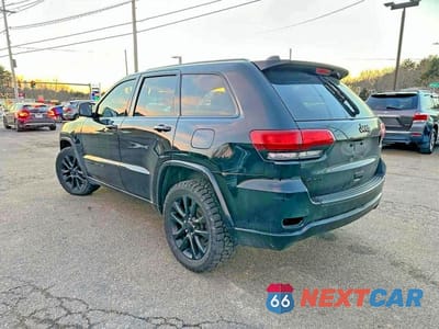 Trzecie zdjęcie samochodu z tyłu: 2021 JEEP GRAND CHEROKEE LAREDO VIN:1C4RJFAG0MC541945 - miniatura