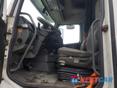 Piąte zdjęcie samochodu w środku: 2020 VOLVO VNR SEMI TRUCK VIN:4V4WC9EG9LN267337 - miniatura