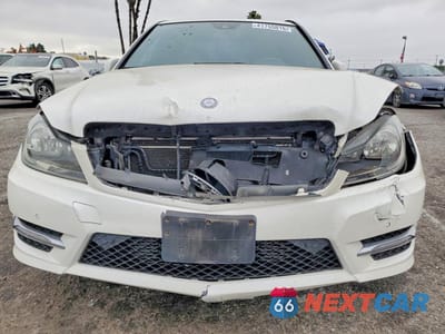 Piąte zdjęcie samochodu w środku: 2013 MERCEDES-BENZ C 250 VIN:WDDGF4HB9DA783819 - miniatura