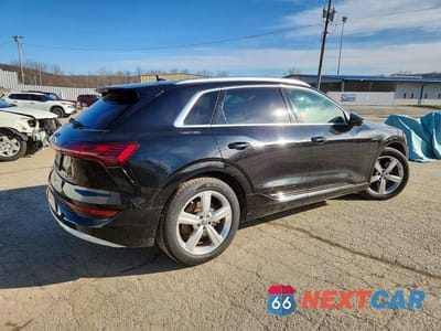 Trzecie zdjęcie samochodu z tyłu: 2019 AUDI E-TRON PREMIUM PLUS VIN:WA1LAAGE9KB008956 - miniatura