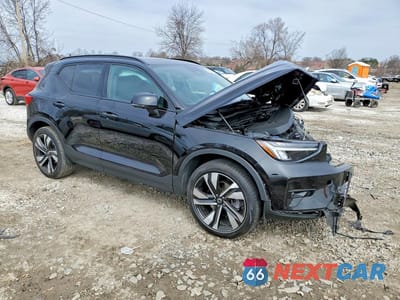 Czwarte zdjęcie samochodu z boku: 2023 VOLVO XC40 PLUS VIN:YV4L12UW8P2066294 - miniatura