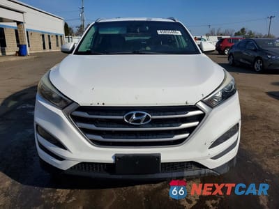 Piąte zdjęcie samochodu w środku: 2017 HYUNDAI TUCSON SE VIN:KM8J3CA46HU403981 - miniatura