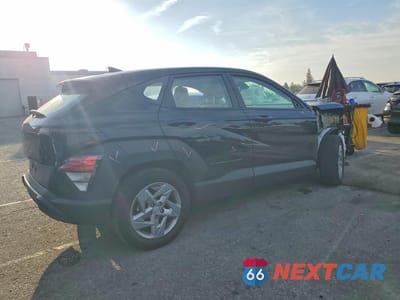 Trzecie zdjęcie samochodu z tyłu: 2024 HYUNDAI KONA SE VIN:KM8HA3AB1RU099656 - miniatura