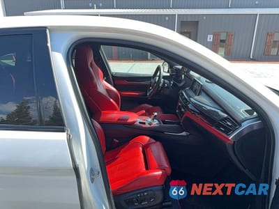 Piąte zdjęcie samochodu w środku: 2017 BMW X6 M VIN:5YMKW8C30H0U72441 - miniatura