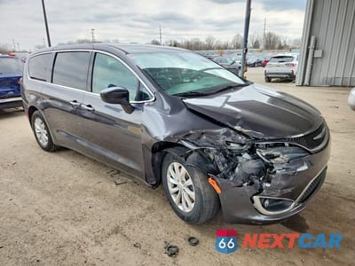 Czwarte zdjęcie samochodu z boku: 2019 CHRYSLER PACIFICA TOURING PLUS VIN:2C4RC1FG7KR541239 - miniatura