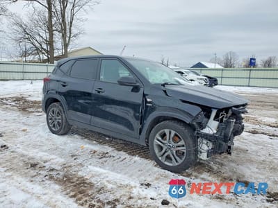 Czwarte zdjęcie samochodu z boku: 2022 KIA SELTOS LX VIN:KNDEPCAAXN7238589 - miniatura