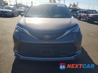 Piąte zdjęcie samochodu w środku: 2022 TOYOTA SIENNA XLE 8-PASSENGER VIN:5TDJRKEC3NS116239 - miniatura