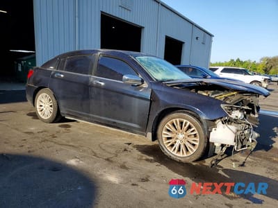 Czwarte zdjęcie samochodu z boku: 2012 CHRYSLER 200 LIMITED VIN:1C3CCBCG9CN250731 - miniatura