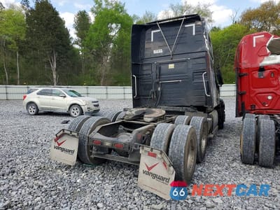 Czwarte zdjęcie samochodu z boku: 2021 VOLVO VNL SEMI TRUCK VIN:4V4NC9EG0MN271743 - miniatura