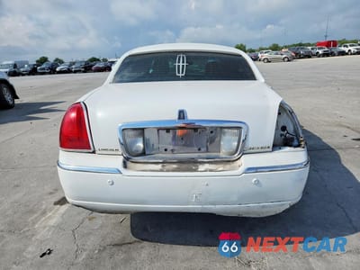 Zdjęcie 6 z 12 samochodu: 2004 LINCOLN TOWN CAR EXECUTIVE VIN:1LNHM81W84Y624320 - miniatura