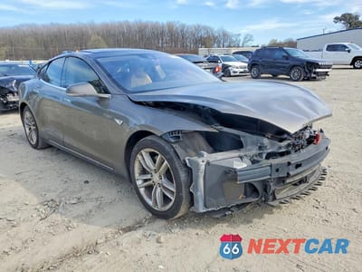 Czwarte zdjęcie samochodu z boku: 2015 TESLA MODEL S VIN:5YJSA1E18FF104131 - miniatura
