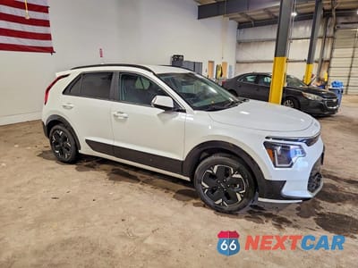 Czwarte zdjęcie samochodu z boku: 2023 KIA NIRO EV WIND VIN:KNDCR3L14P5071451 - miniatura