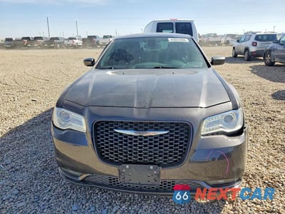 Piąte zdjęcie samochodu w środku: 2018 CHRYSLER 300 S VIN:2C3CCABG5JH214200 - miniatura
