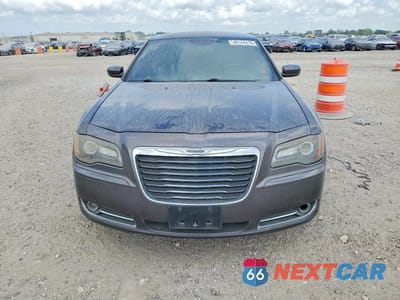Piąte zdjęcie samochodu w środku: 2013 CHRYSLER 300 S VIN:2C3CCABG7DH660921 - miniatura