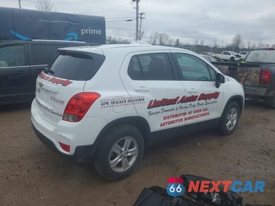 Trzecie zdjęcie samochodu z tyłu: 2022 CHEVROLET TRAX LS VIN:KL7CJNSM8NB526618 - miniatura